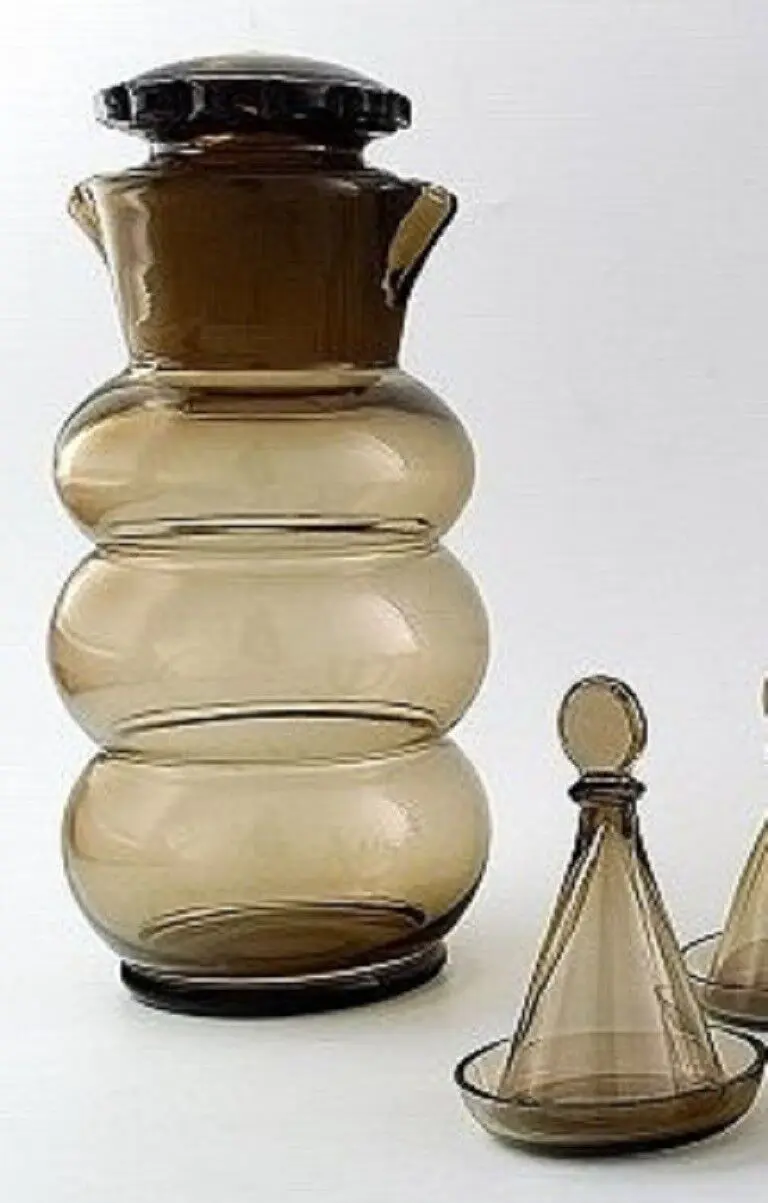 Jacob Bang: "Helan går". Brauner Glasdekantierer mit zehn Schnapsgläsern