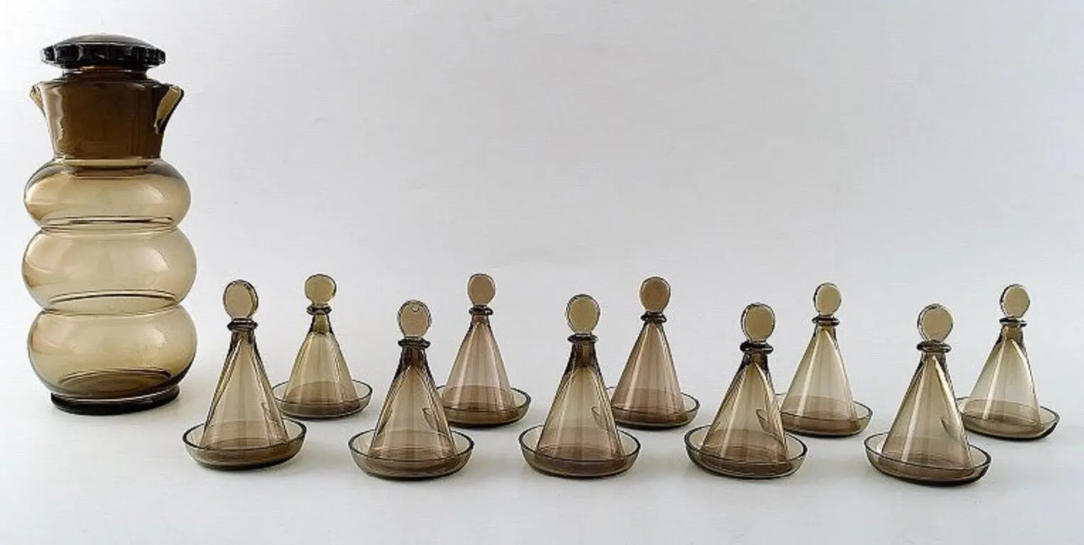 Jacob Bang: "Helan går". Brauner Glasdekantierer mit zehn Schnapsgläsern