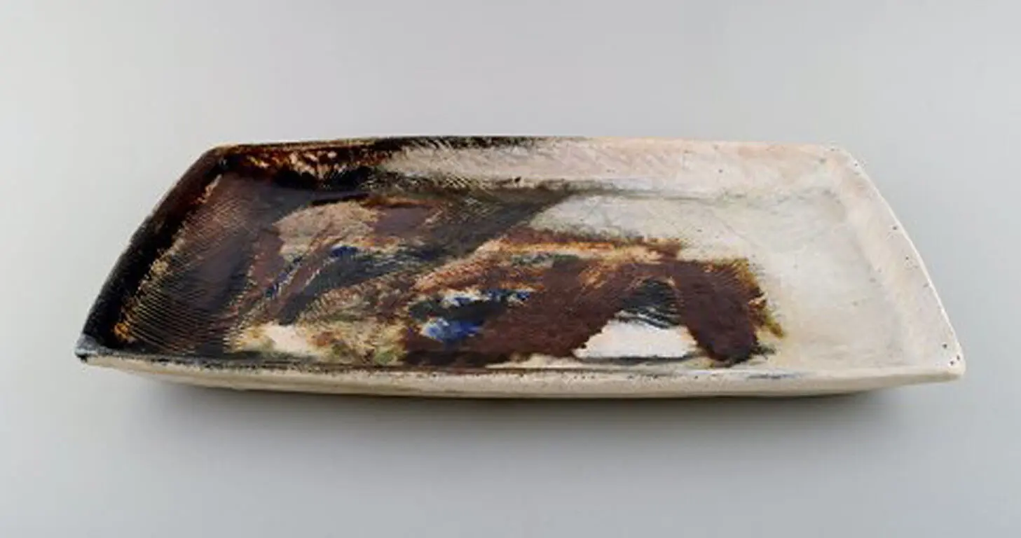 Jeppe Hagedorn-Olsen. Großes Keramiktablett mit abstraktem Design. Dänemark, Mitte 20. Jahrhundert