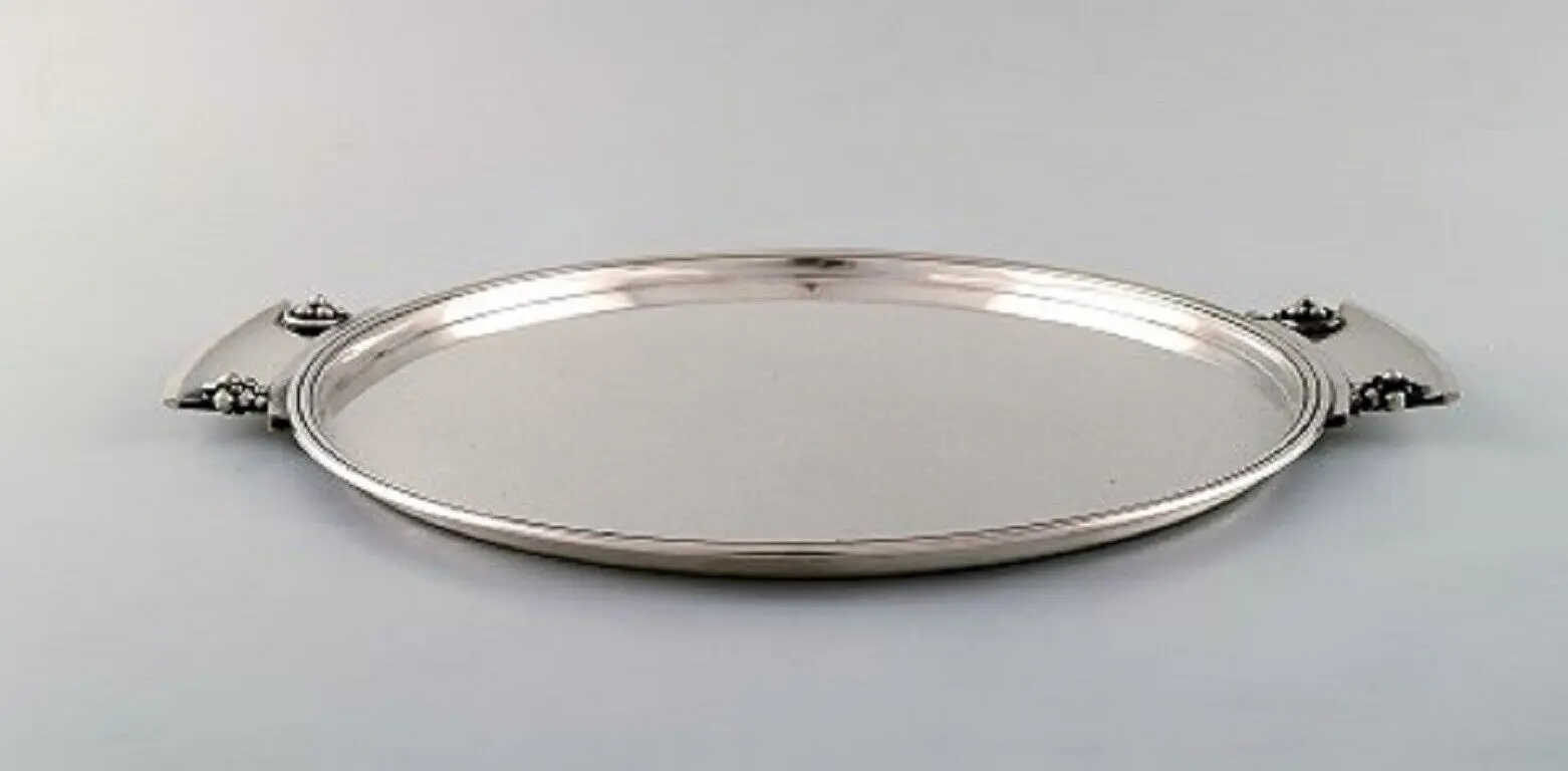 Jugendstil Tablett 'Trauben' mit Griffen in rundem Design von Georg Jensen, silberfarben
