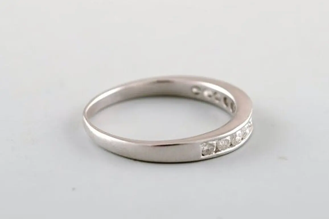 Klassischer 10 Karat Weißgold Ehering mit zahlreichen Diamanten