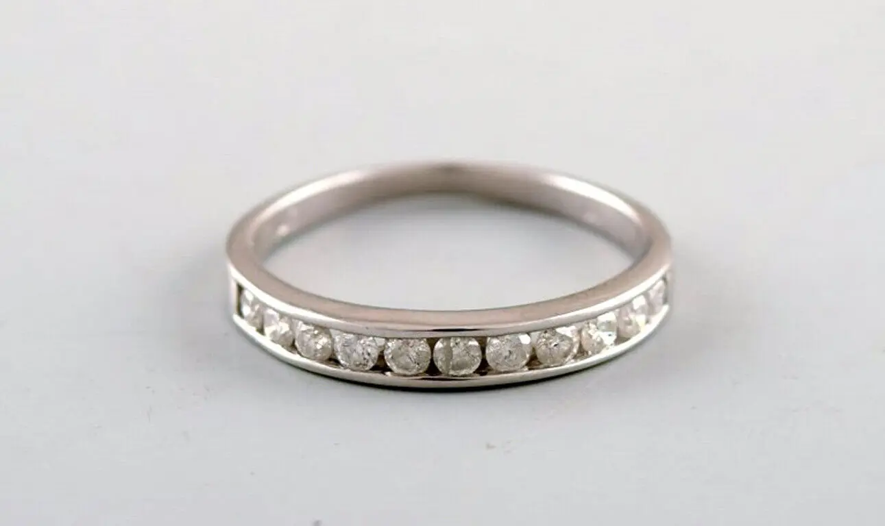 Klassischer 10 Karat Weißgold Ehering mit zahlreichen Diamanten