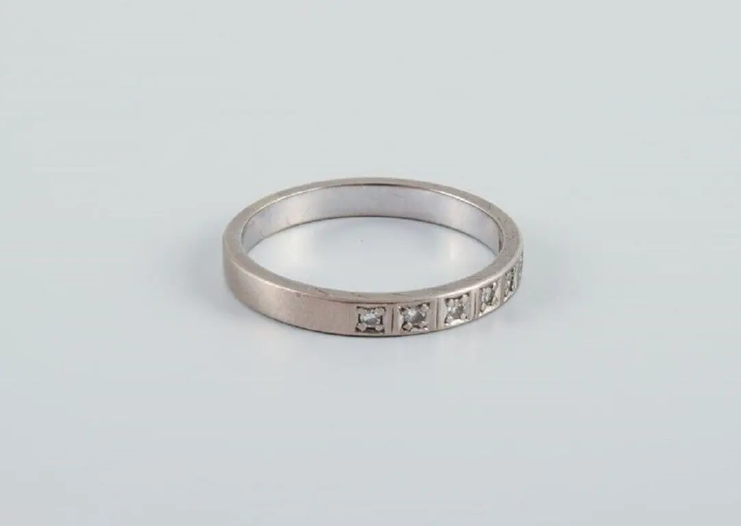 Klassischer Verlobungsring aus Weißgold mit sieben Diamanten