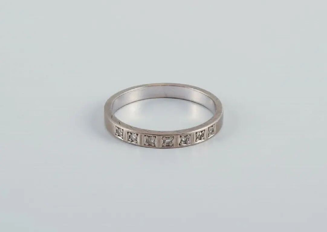 Klassischer Verlobungsring aus Weißgold mit sieben Diamanten