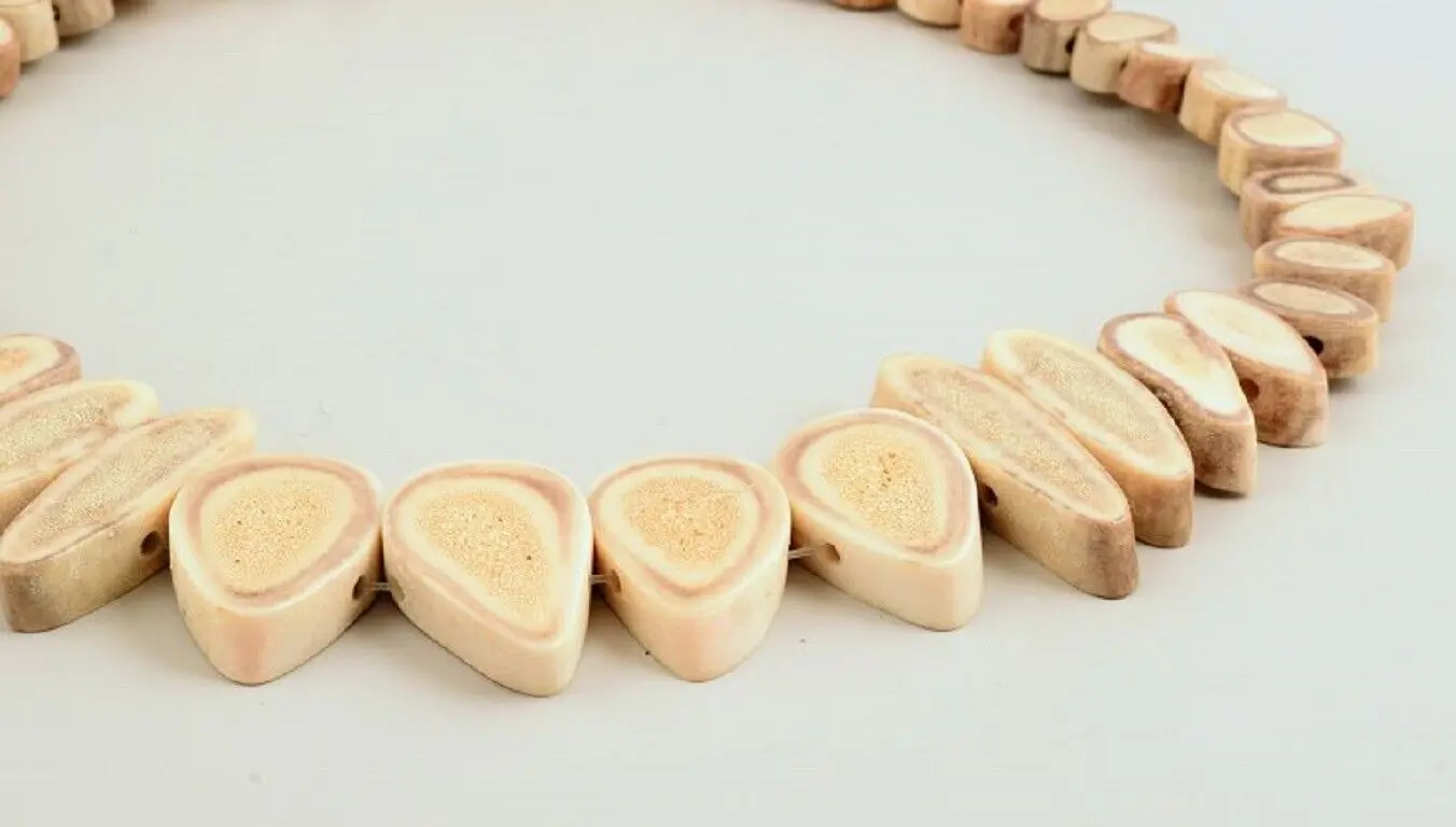 Knud Berthelsen, Nuuk, Grönland. Grønlandica Halskette mit Rentieren aus dem späten 20. Jahrhundert