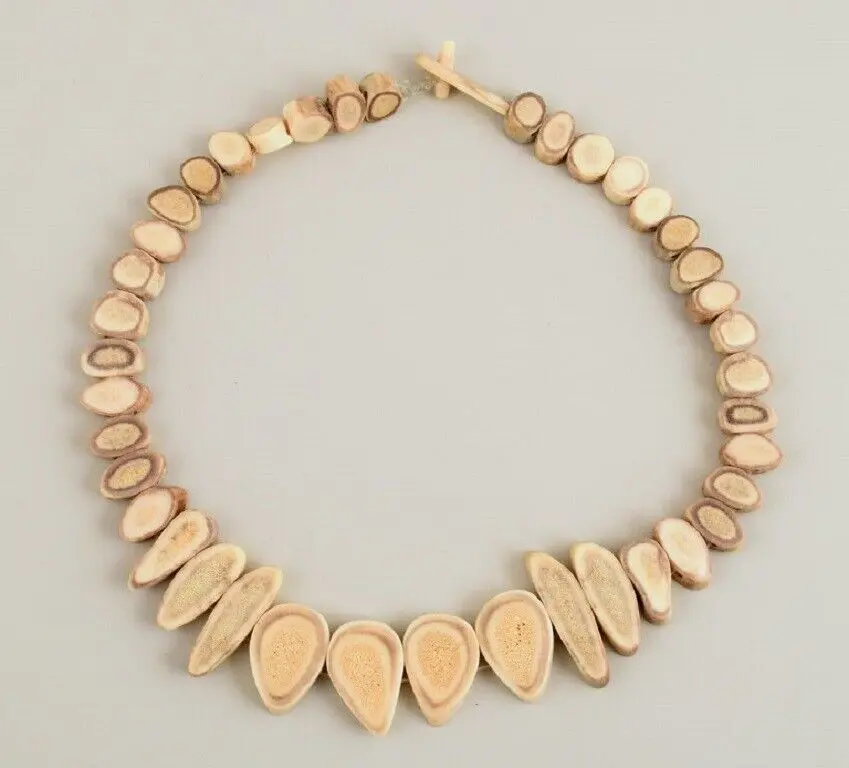 Knud Berthelsen, Nuuk, Grönland. Grønlandica Halskette mit Rentieren aus dem späten 20. Jahrhundert