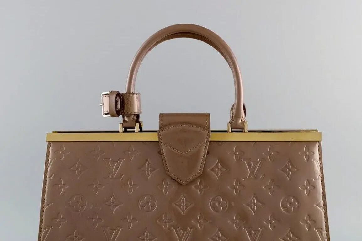 Louis Vuitton. Zarte Schokoladenfarbene Handtasche mit Monogramm-Design. Ungefähr 2000.-
