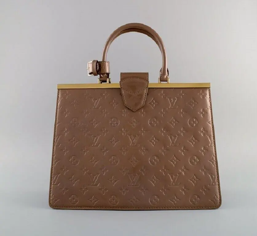 Louis Vuitton. Zarte Schokoladenfarbene Handtasche mit Monogramm-Design. Ungefähr 2000.-
