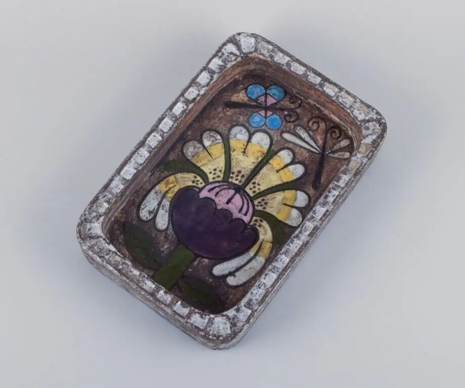 „Mari Simmulson, Upsala-Ekeby. Große Blumenschale aus Keramik mit Schmetterlingen.“