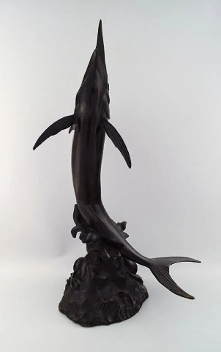 „Monumentaler Schwertfisch aus patinierter Bronze, Mitte des 20. Jahrhunderts.“