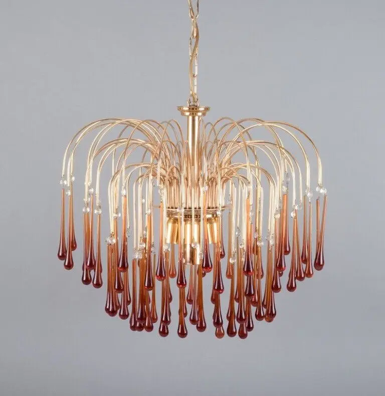 Murano, Italien. Großzügige Deckenleuchte aus bernsteinfarbenem, mundgeblasenem Glas mit Messingrahmen