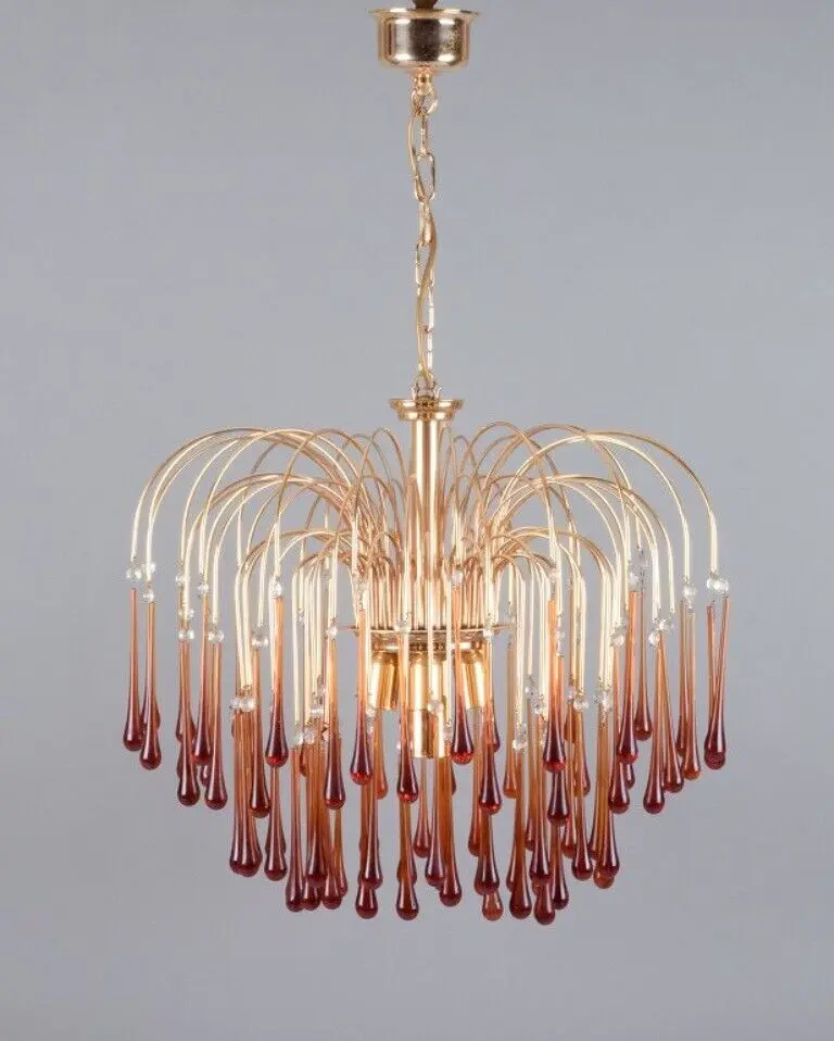 Murano, Italien. Großzügige Deckenleuchte aus bernsteinfarbenem, mundgeblasenem Glas mit Messingrahmen