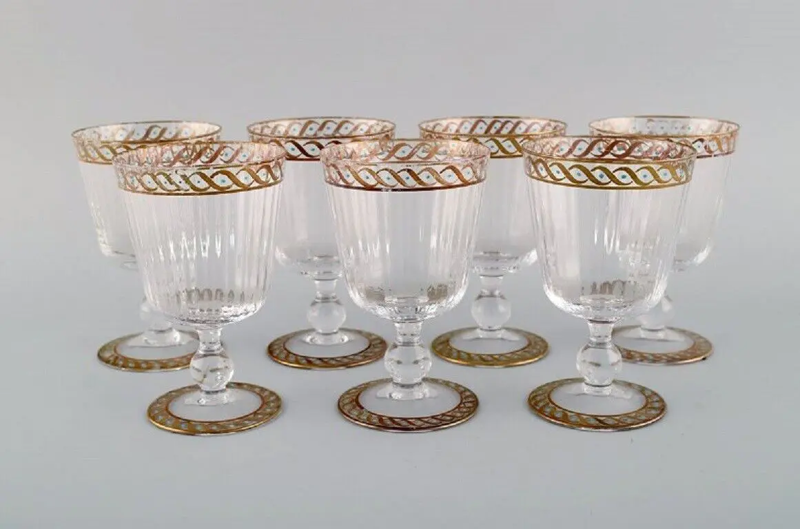 Nason & Moretti, Murano. Set aus sieben mundgeblasenen Rotweingläsern aus Kunstglas. 1930er Jahre
