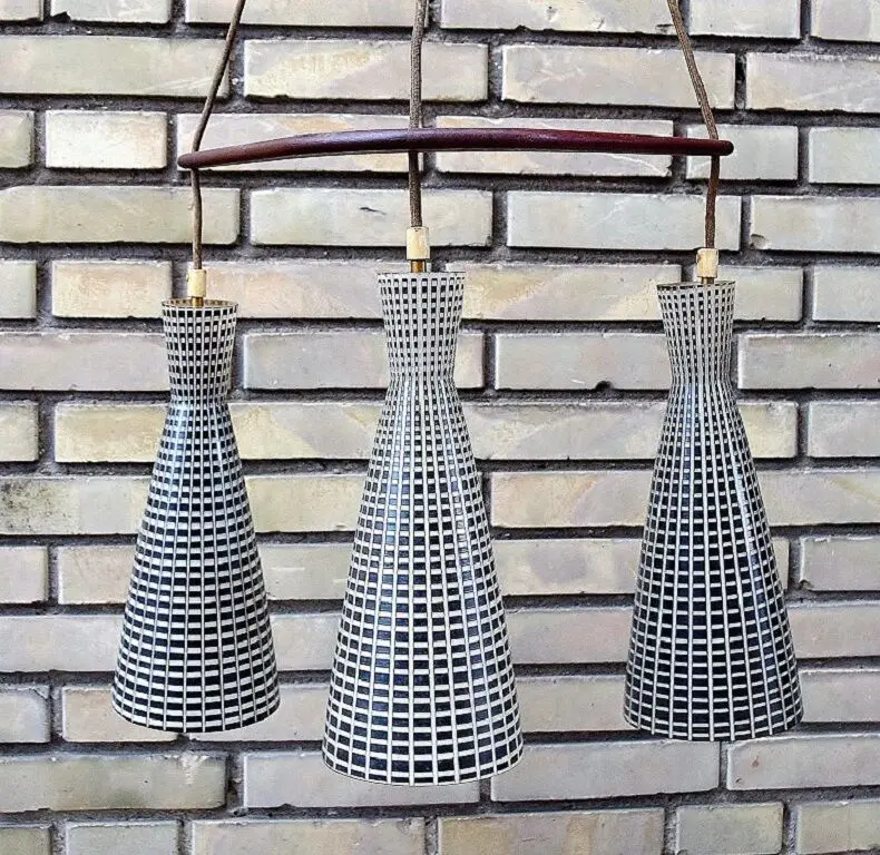 Pendelleuchte im Stil von Stilnovo mit drei diabolo-förmigen Schirmen aus Murano-Glas