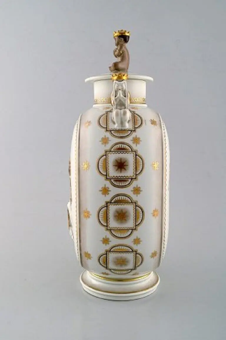 Royal Copenhagen. Art Deco Glas mit Deckel, Darstellung der Jungfrau Maria und des Jesuskindes