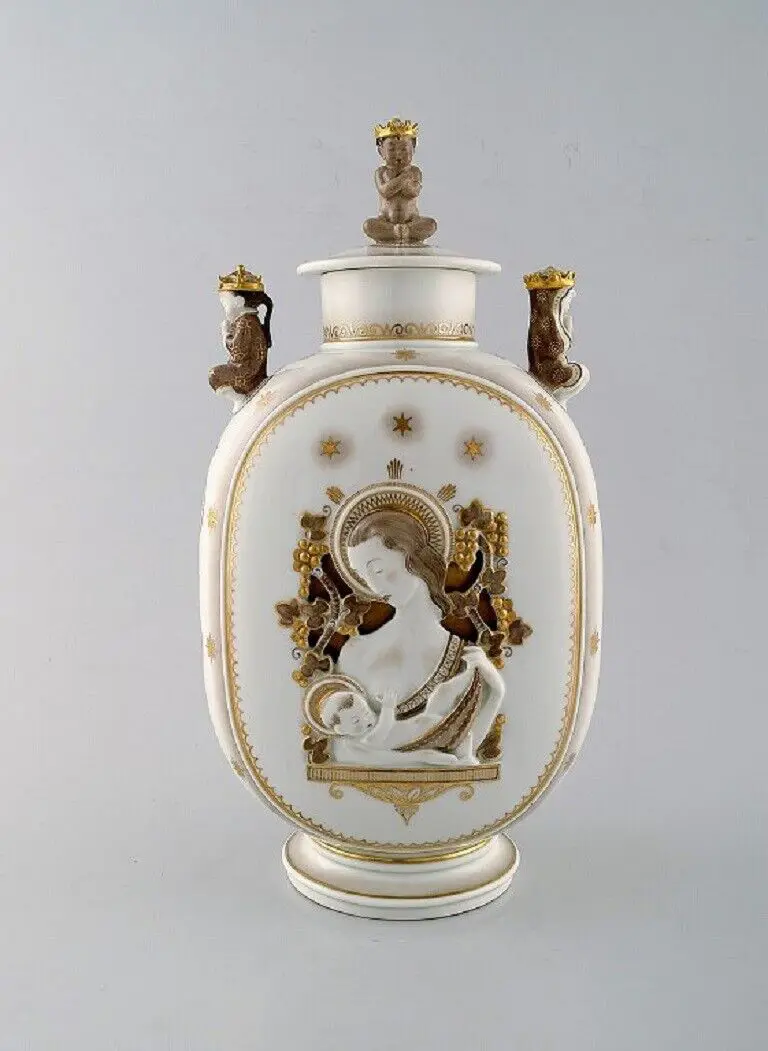 Royal Copenhagen. Art Deco Glas mit Deckel, Darstellung der Jungfrau Maria und des Jesuskindes