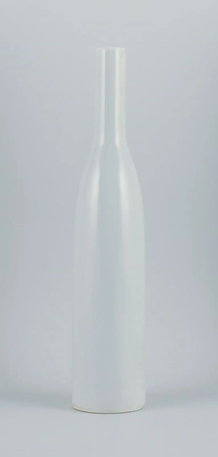 Ruelland Stil, hohe keramikvase in flaschenform mit heller grauer Glasur