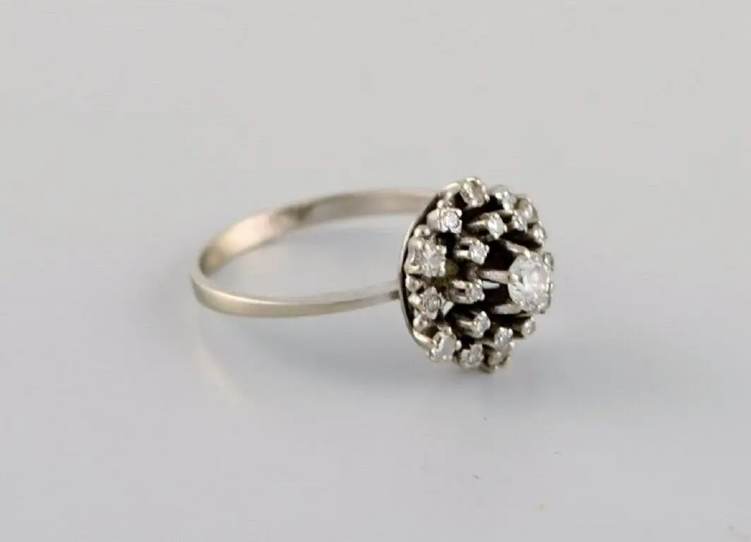 Schwedischer Juwelier. 18 Karat Weißgoldring mit Brillantverzierung