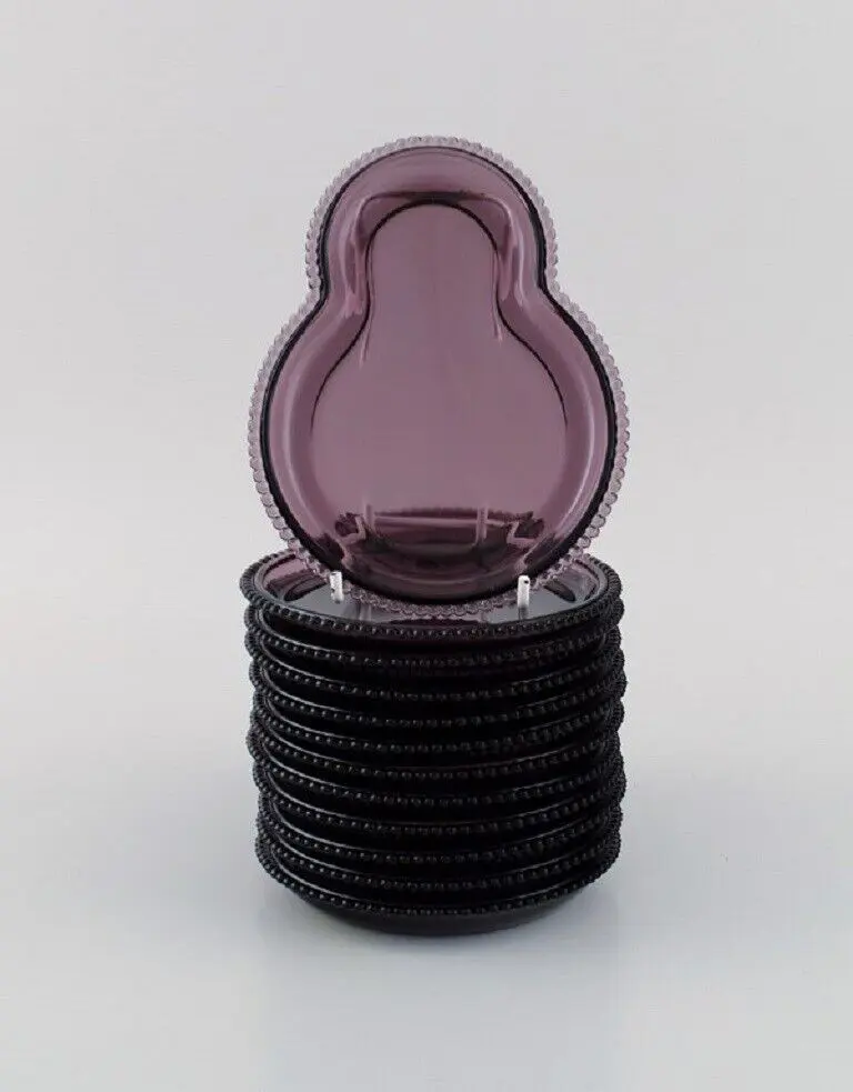 Seltene lila Kunstglas-Teller von skandinavischem Glaskünstler – 12 Stück aus den 1960er/70er Jahren