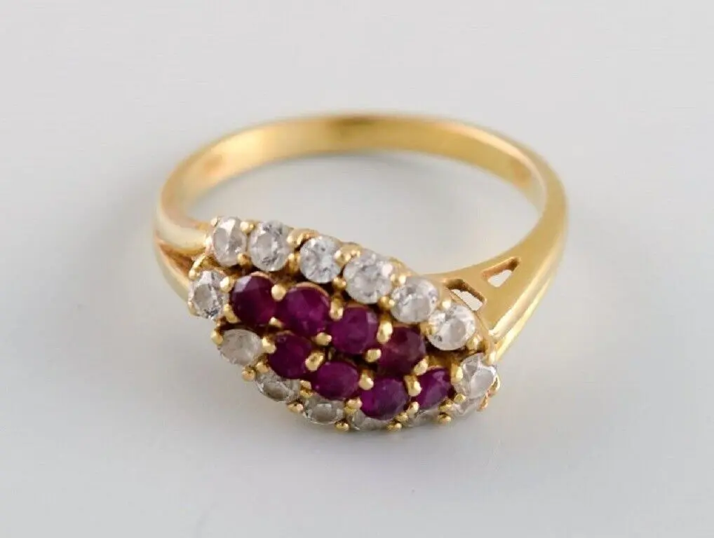 Skandinavischer Schmuck. Ring aus 18 Karat Gold mit Diamanten und lila Edelsteinen