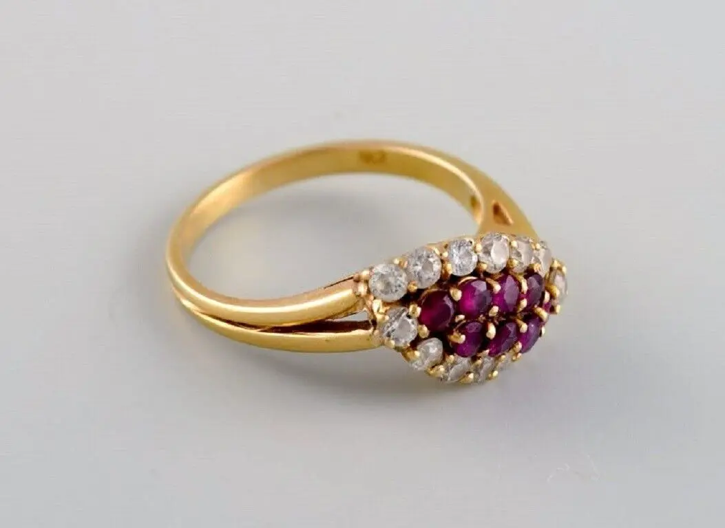Skandinavischer Schmuck. Ring aus 18 Karat Gold mit Diamanten und lila Edelsteinen