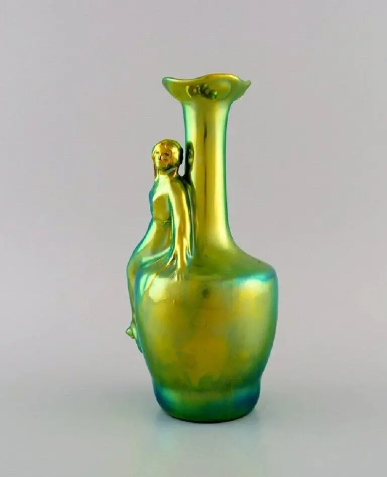 Zsolnay Jugendstil Vase aus glasierter Keramik mit einer sitzenden Frau