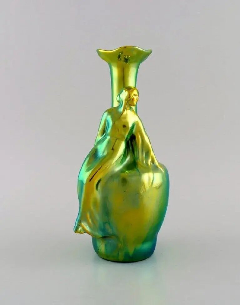 Zsolnay Jugendstil Vase aus glasierter Keramik mit einer sitzenden Frau