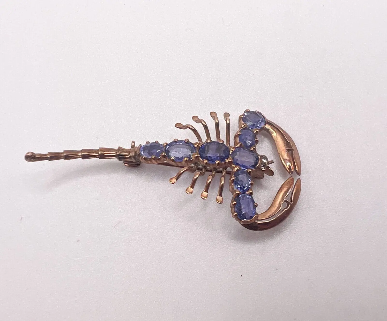 14-karätige Gelbgold-Brosche mit 3,45 ct Saphiren