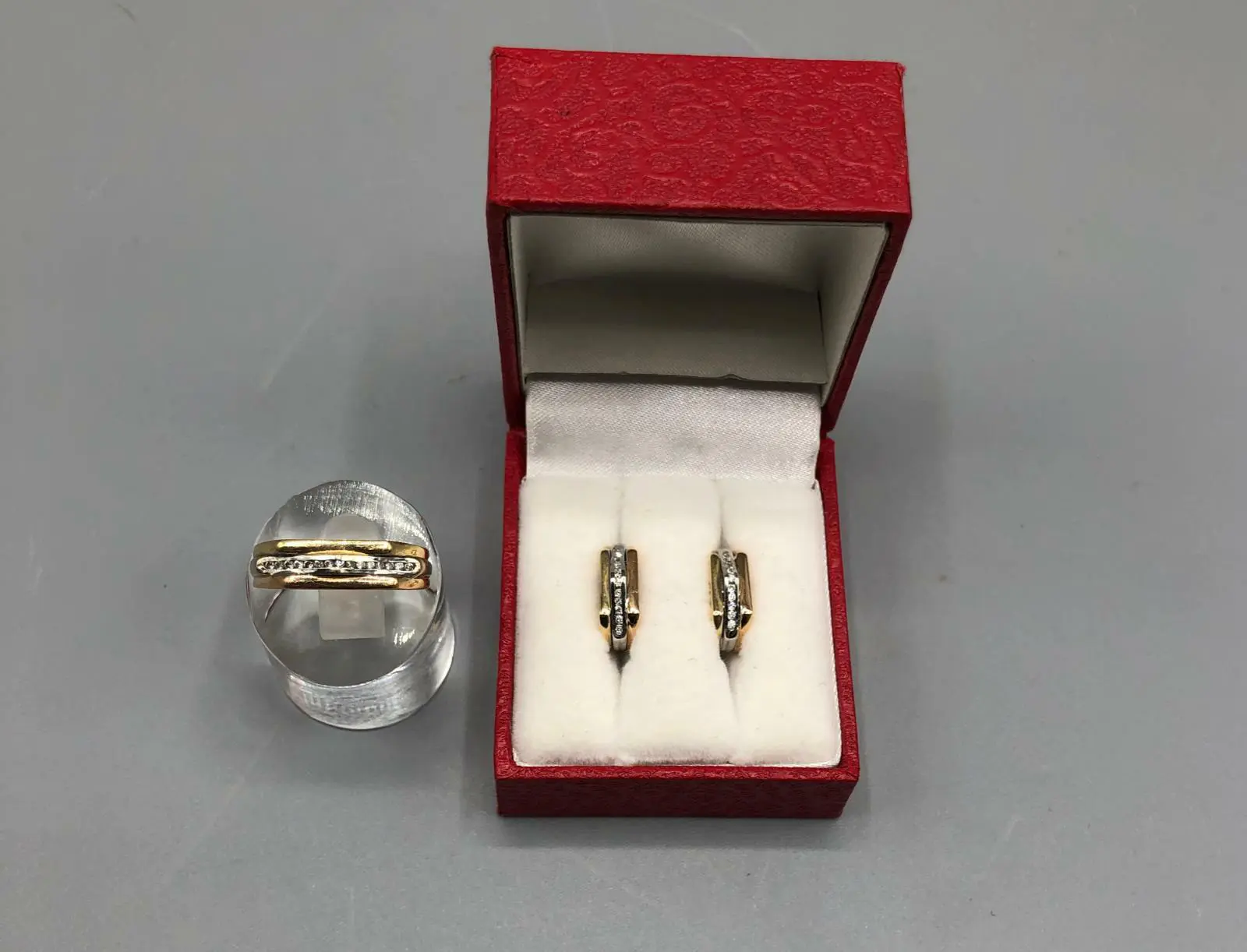 14-karätiges Goldschmuckset mit Ring und Diamantohrringen