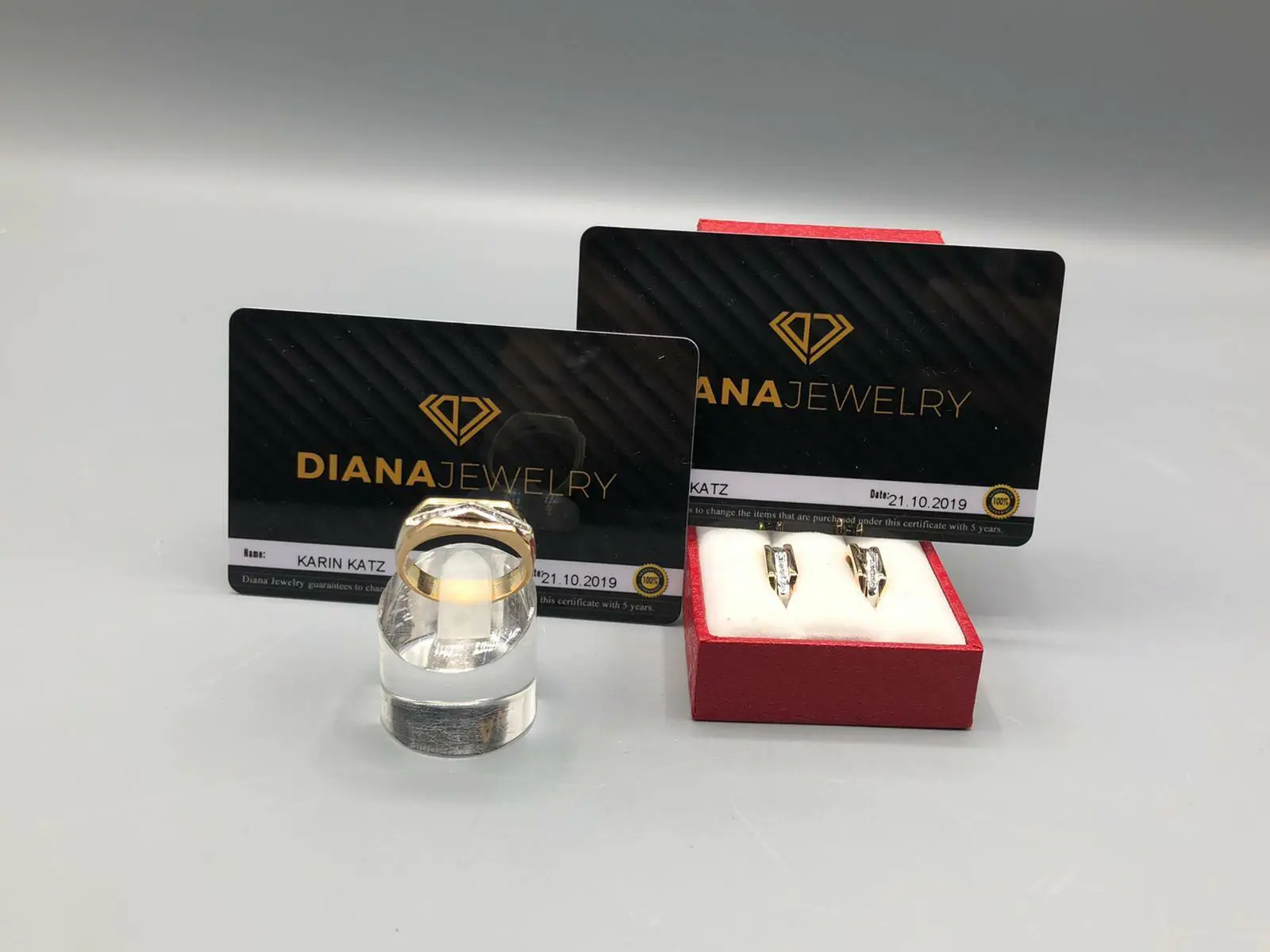 14-karätiges Goldschmuckset mit Ring und Diamantohrringen