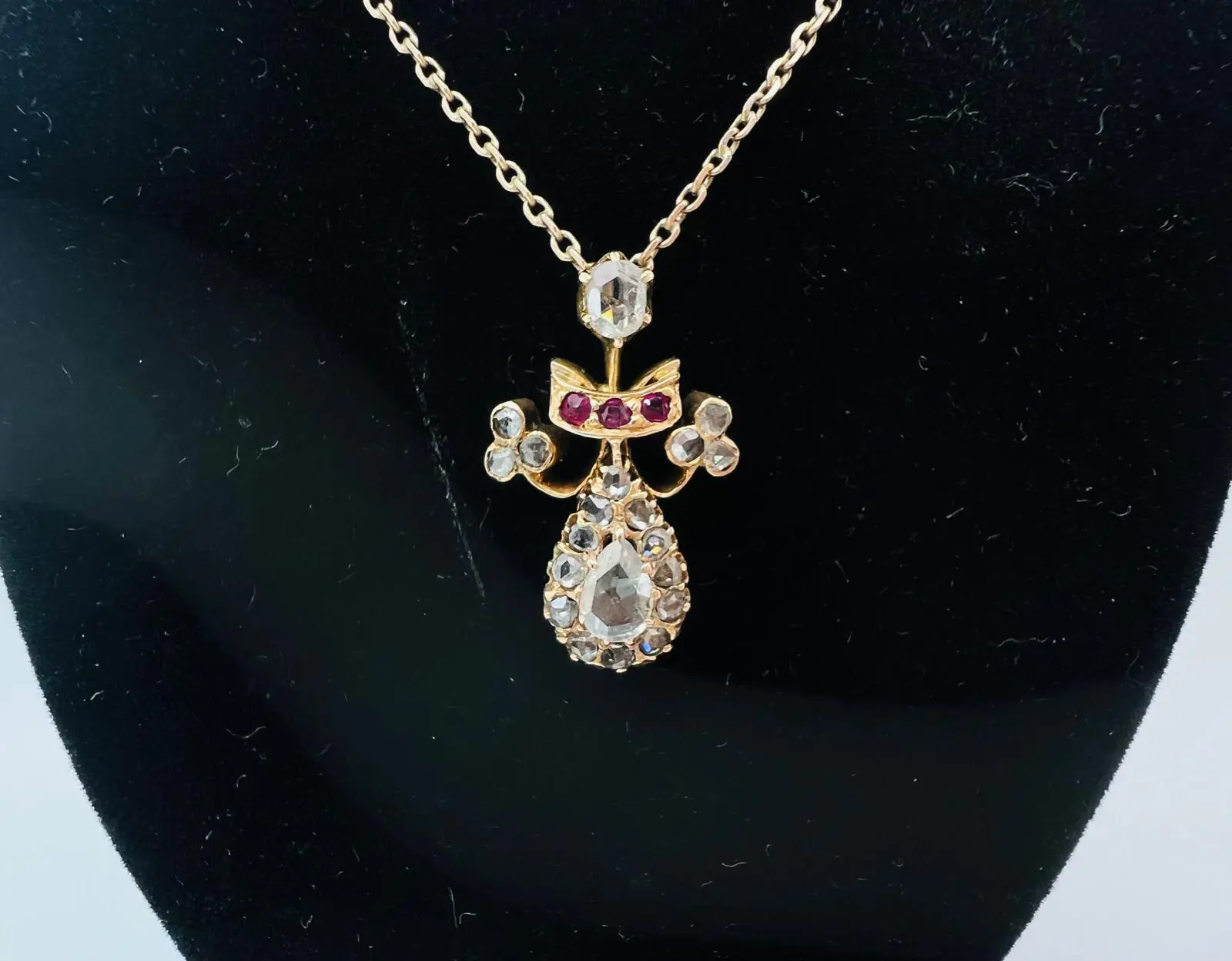 14K Gelbgold-Halskette mit 0,729 ct Diamanten und 0,048 ct Rubinen