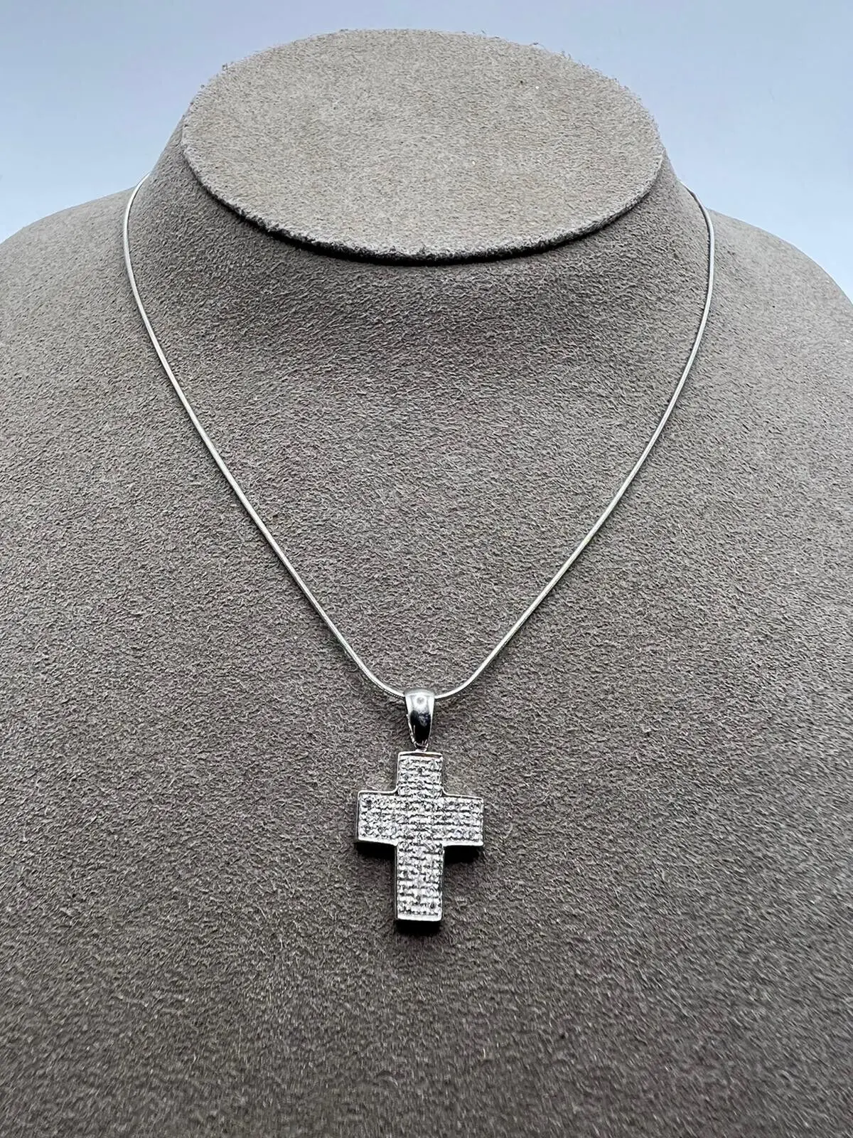 585er Weißgold Kette mit einem mit Diamanten besetzten Kreuz-Anhänger