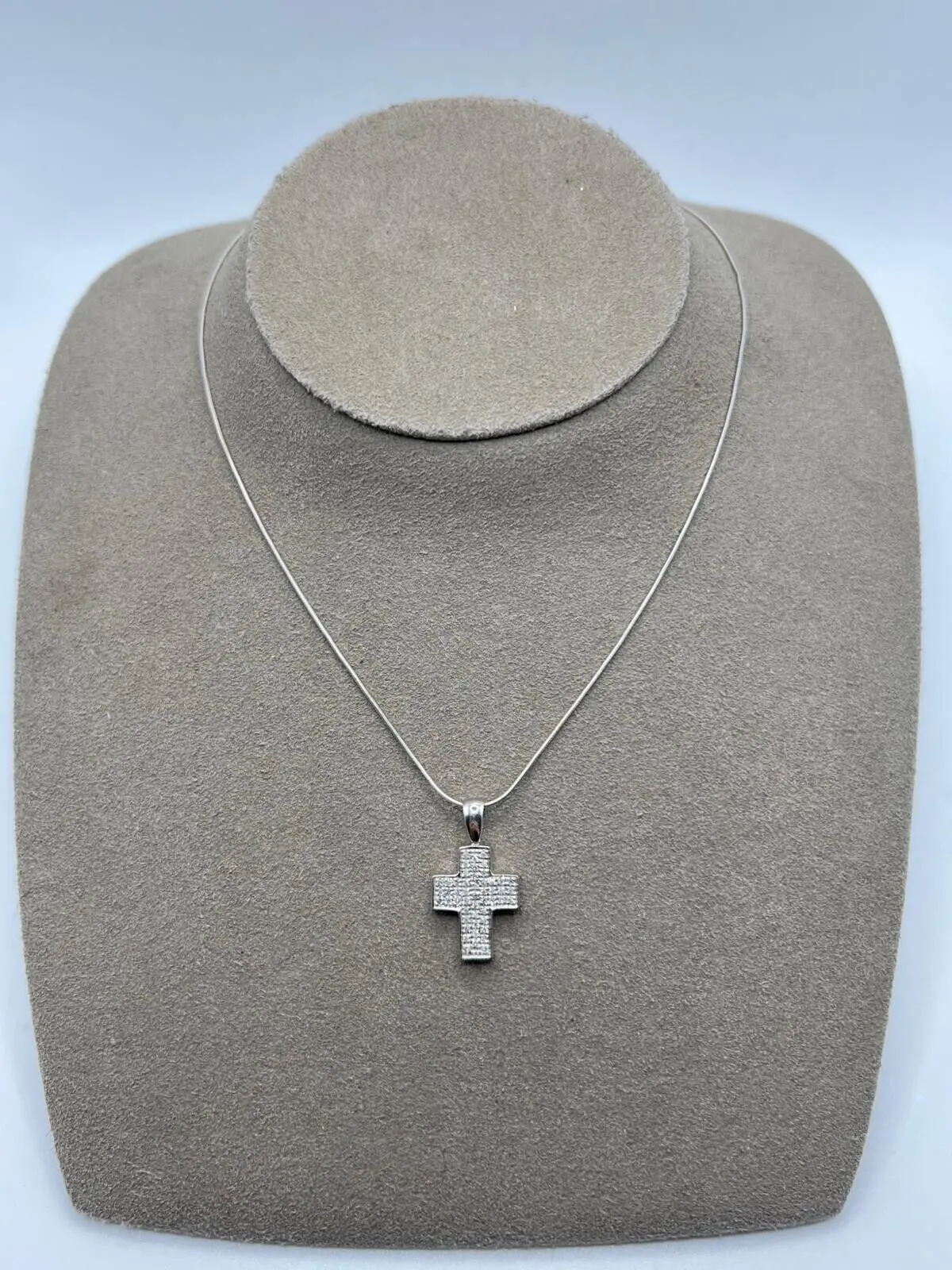 585er Weißgold Kette mit einem mit Diamanten besetzten Kreuz-Anhänger