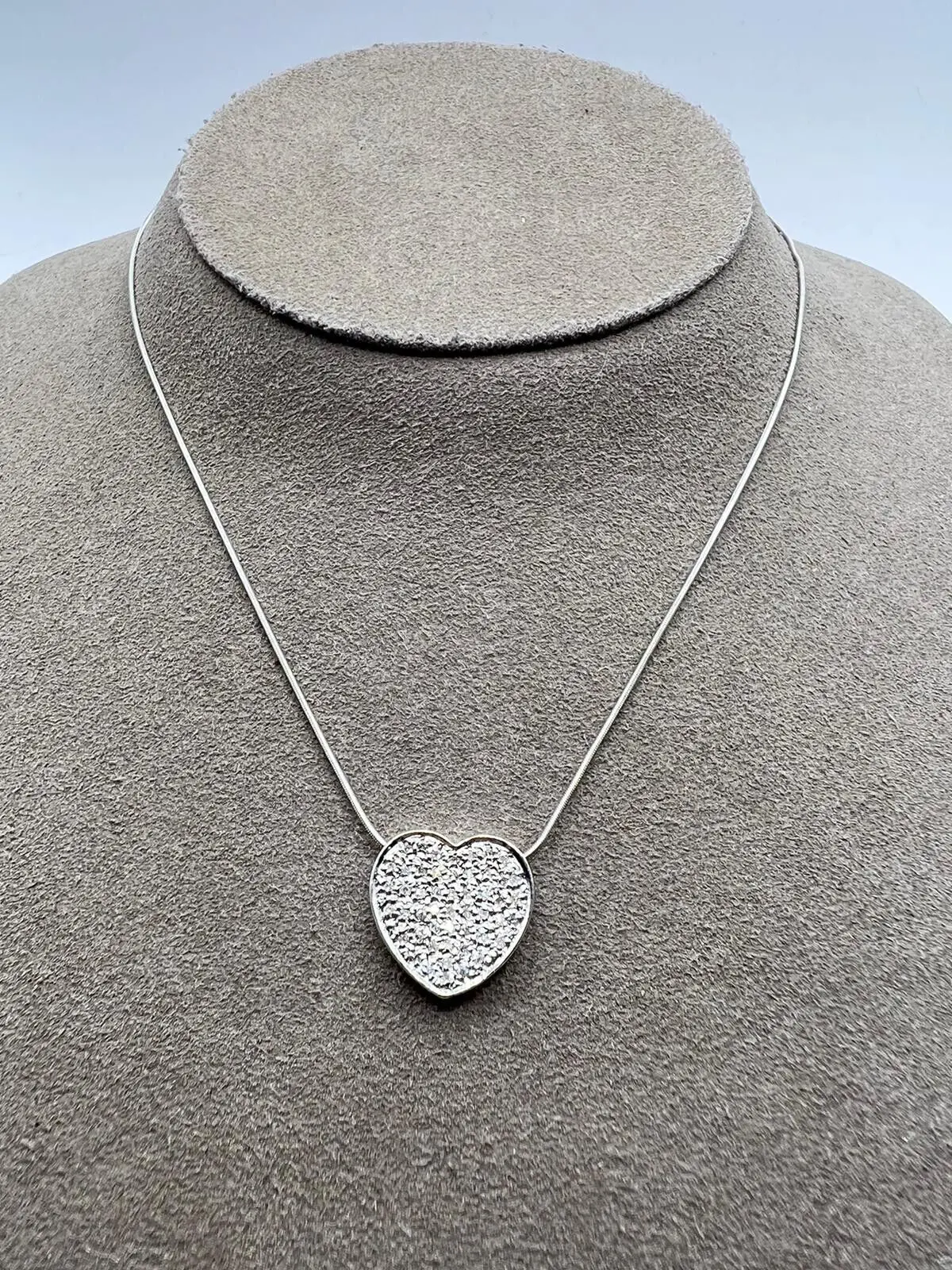 585er Weißgoldkette mit einem Diamant-Herzanhänger