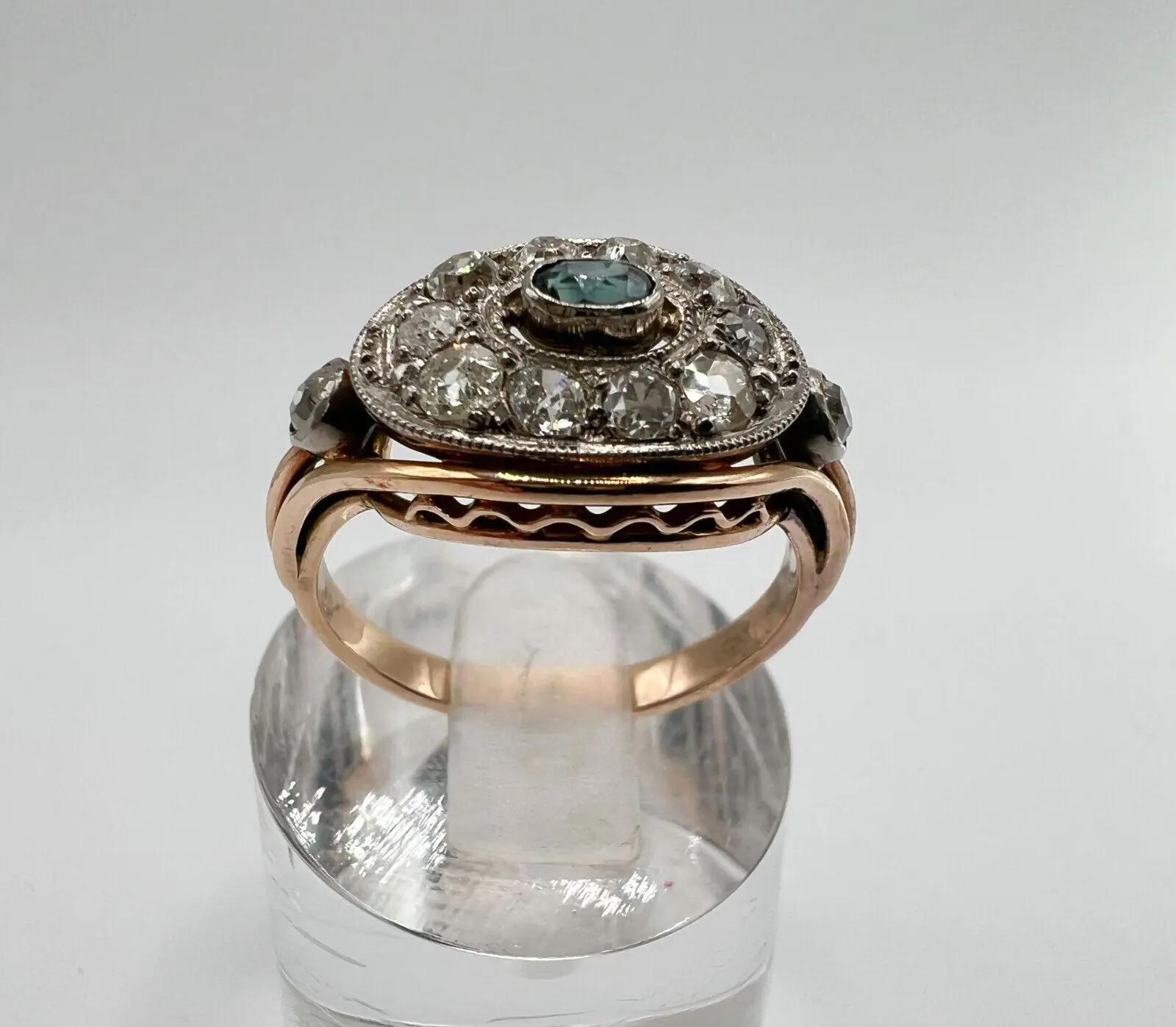 Antiker Gelbgoldring 585er aus der Zeit um 1830 mit etwa 0,53 ct Diamanten und rund 0,1 ct Saphir