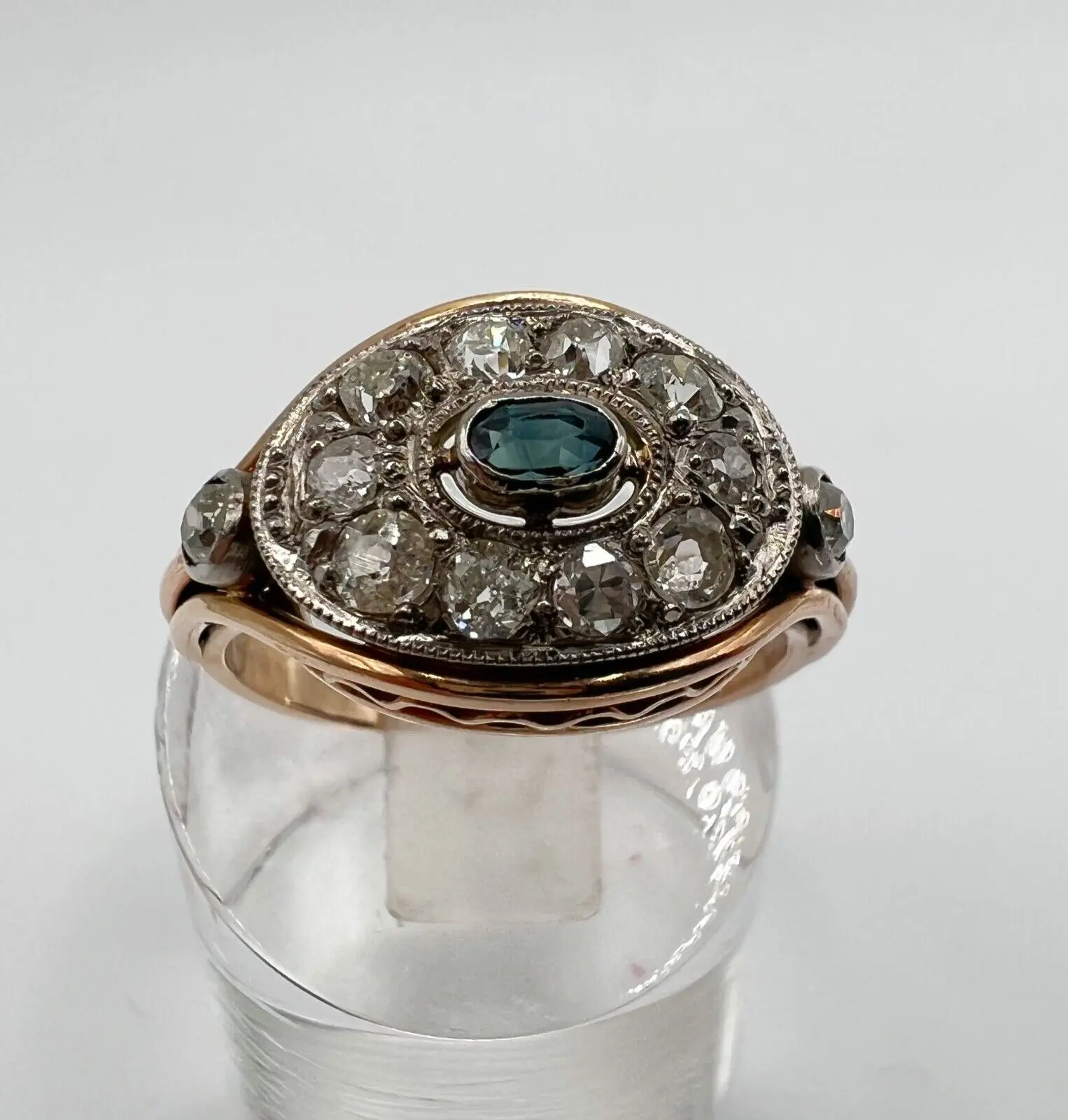 Antiker Gelbgoldring 585er aus der Zeit um 1830 mit etwa 0,53 ct Diamanten und rund 0,1 ct Saphir