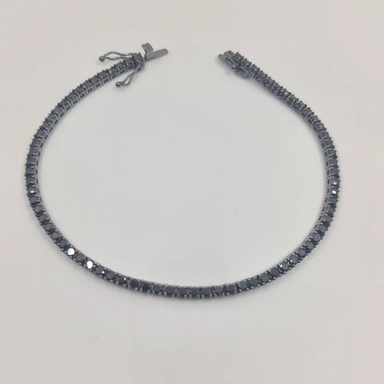 „Elegantes Tennisarmband mit 2,96 ct schwarzen Diamanten, 18 cm, 18 Karat, 74 Brillanten.“