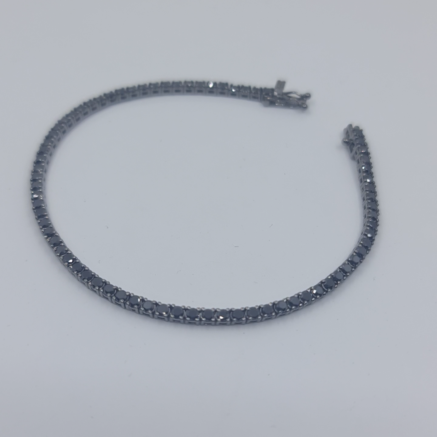 „Elegantes Tennisarmband mit 2,96 ct schwarzen Diamanten, 18 cm, 18 Karat, 74 Brillanten.“