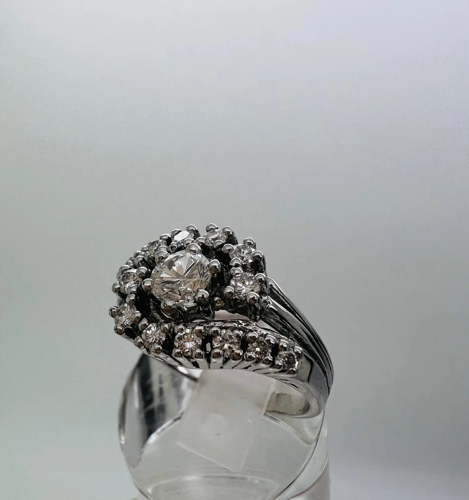 Ring aus 585er Weißgold mit 0,954 ct Diamanten
