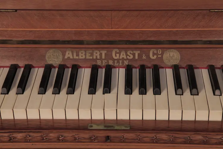 Stehendes Klavier von Albert Gast