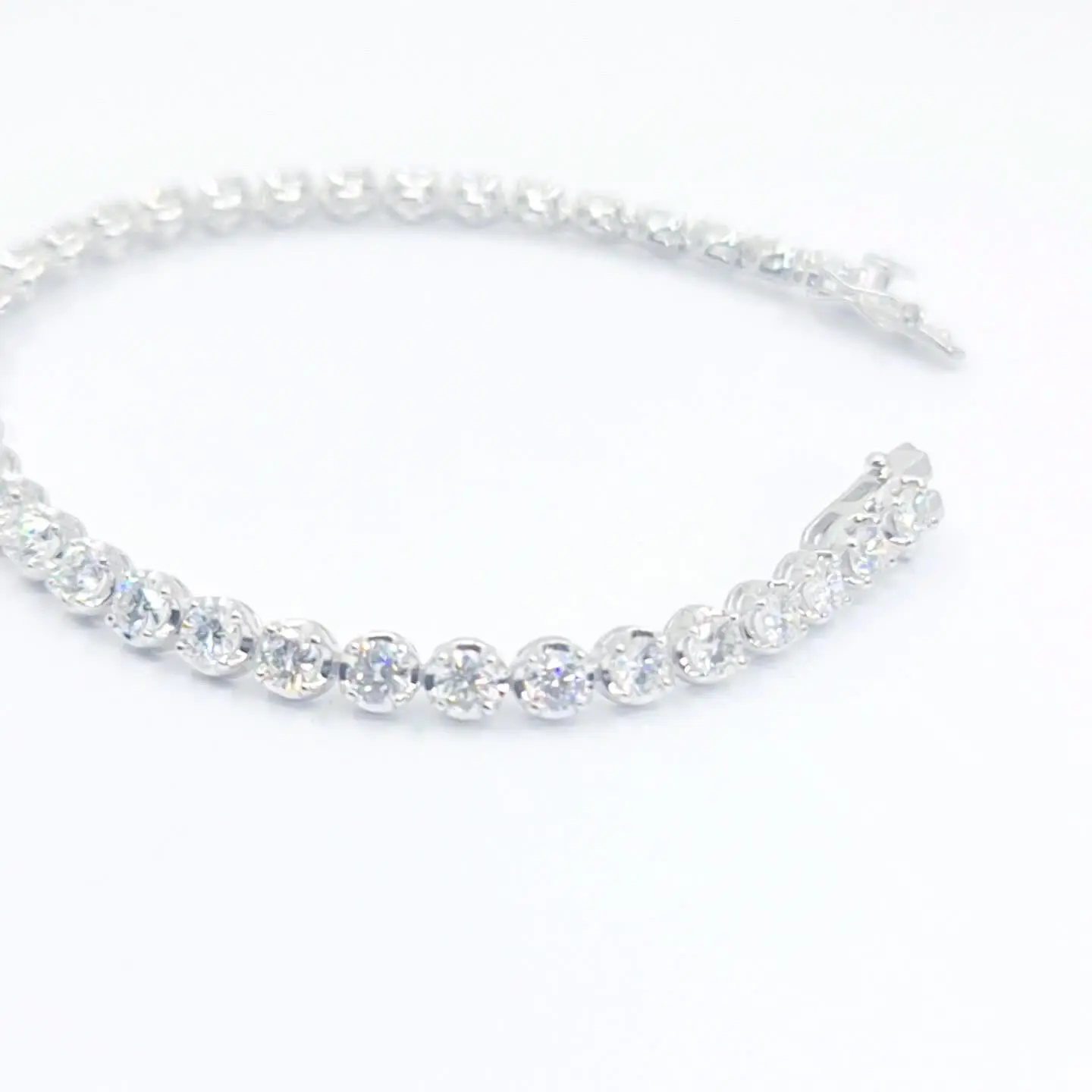 Tennisarmband aus 750 Weißgold mit 16,50 ct (33 Brillanten, GIA-zertifiziert) – 18 cm