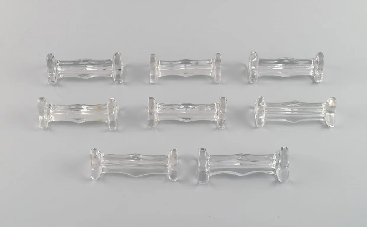 Acht Messerbänke im Art Deco Stil aus klarem Kunstglas. Frankreich, 30er/40er Jahre
