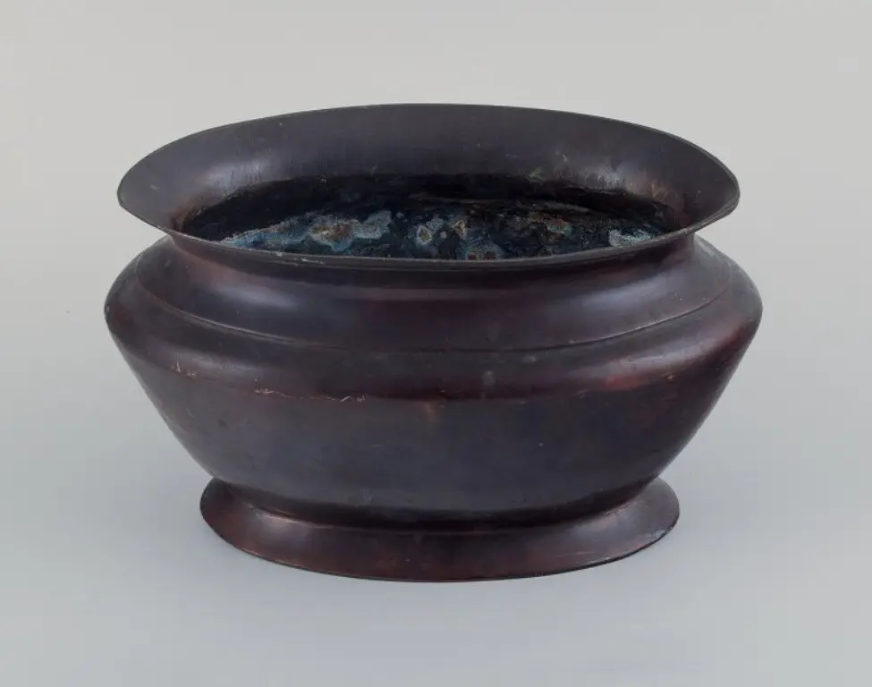 Antike Bronze-Jardiniere aus massivem Material. Entstehungszeit: Ende des 19. Jahrhunderts