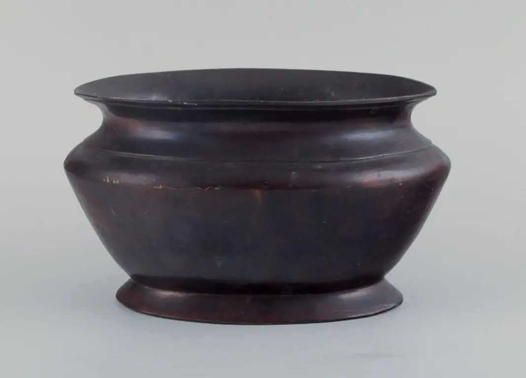 Antike Bronze-Jardiniere aus massivem Material. Entstehungszeit: Ende des 19. Jahrhunderts