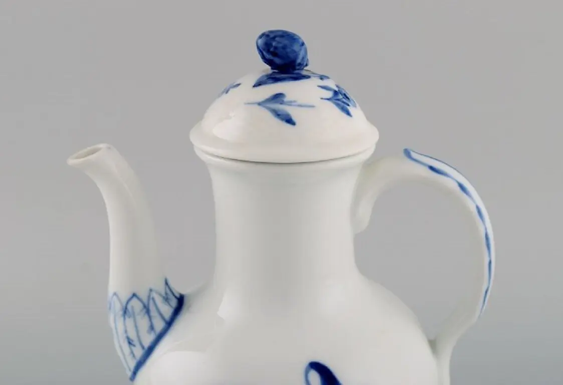 Antike Kaffeekanne von Royal Copenhagen mit geflochtenem Design und blauen Blumen