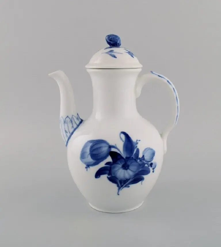 Antike Kaffeekanne von Royal Copenhagen mit geflochtenem Design und blauen Blumen