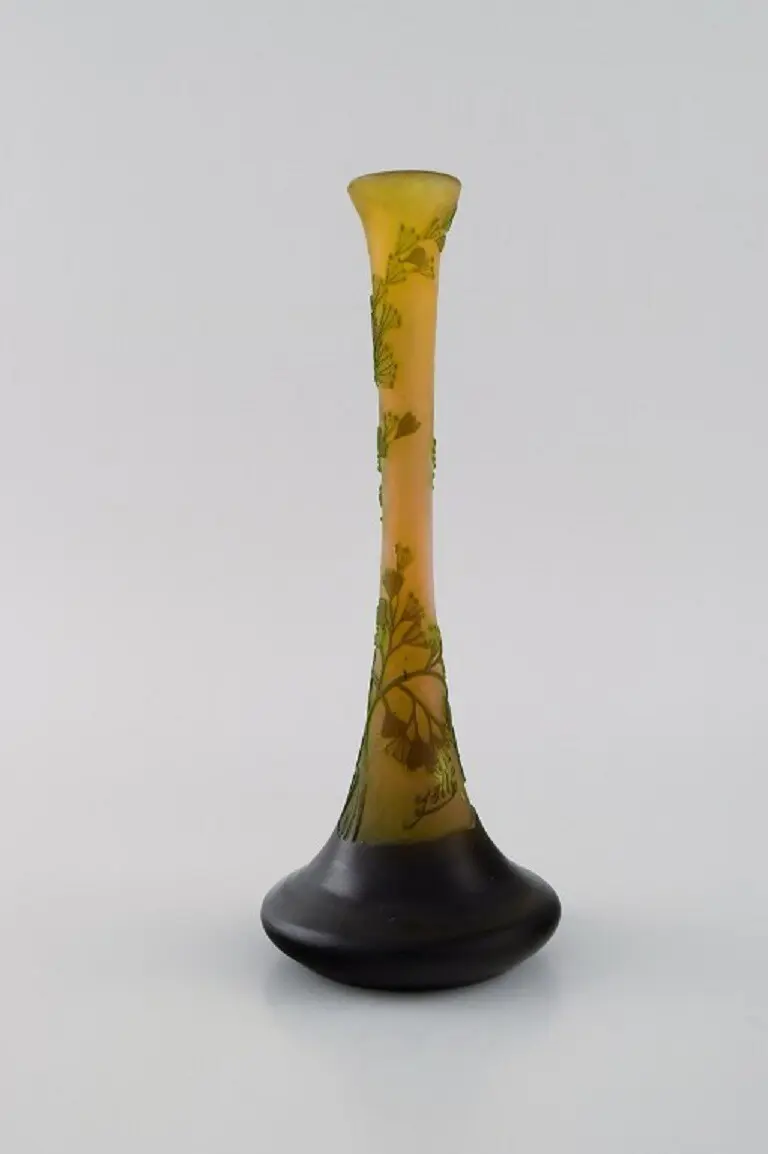 Antike Vase von Emile Gallé aus gelb mattiertem und grünem Kunstglas