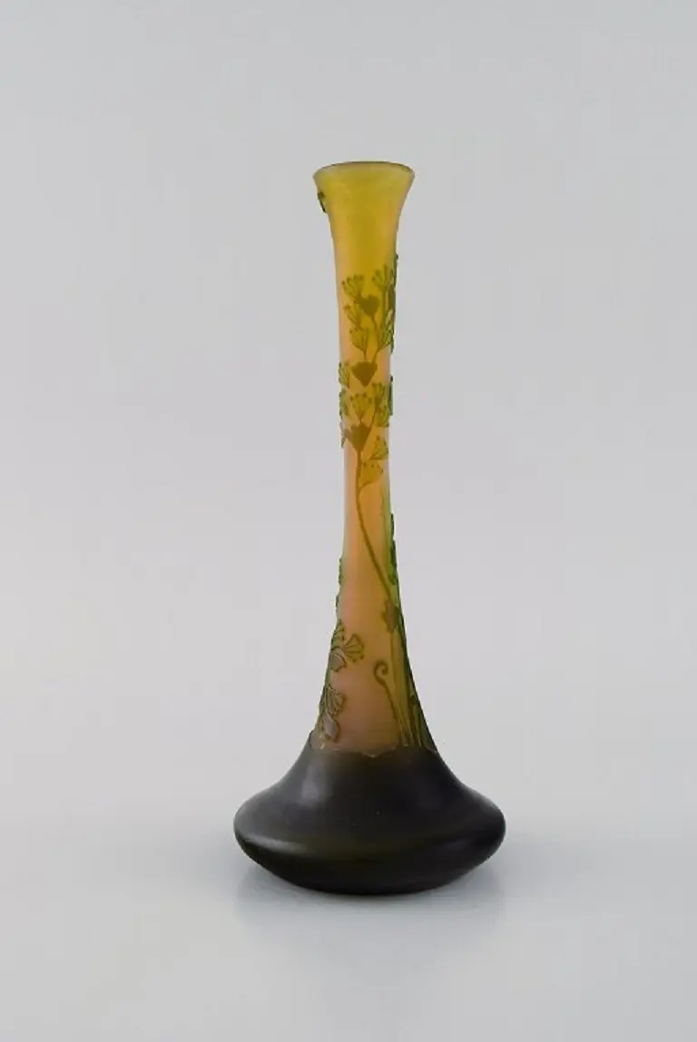 Antike Vase von Emile Gallé aus gelb mattiertem und grünem Kunstglas