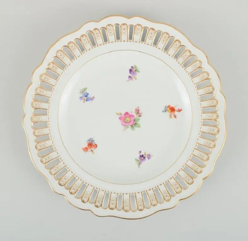Antiker durchbrochener Teller von Meissen aus handbemaltem Porzellan mit Blumenmuster