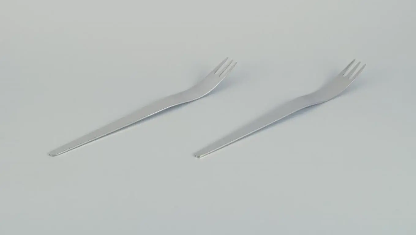 Arne Jacobsen für Georg Jensen. Set aus zwei langen Salatgabeln aus Edelstahl